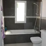 빌라 Modern 4 Bedroom Villa, Air-conditioning, Swimming Pool, Private Gardens *