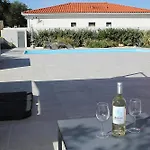 Modern 4 Bedroom Villa, Air-conditioning, Swimming Pool, Private Gardens
