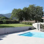 Modern 4 Bedroom Villa, Air-conditioning, Swimming Pool, Private Gardens