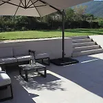 빌라 Modern 4 Bedroom Villa, Air-conditioning, Swimming Pool, Private Gardens