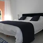 Modern 4 Bedroom Villa, Air-conditioning, Swimming Pool, Private Gardens 빌라