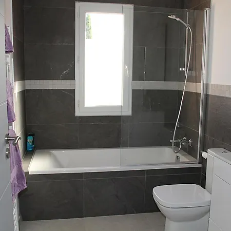 Villa Modern 4 Bedroom Villa, Air-conditioning, Swimming Pool, Private Gardens *