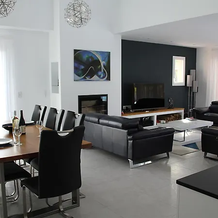 Modern 4 Bedroom Villa, Air-conditioning, Swimming Pool, Private Gardens * Laroque-des-Alberes