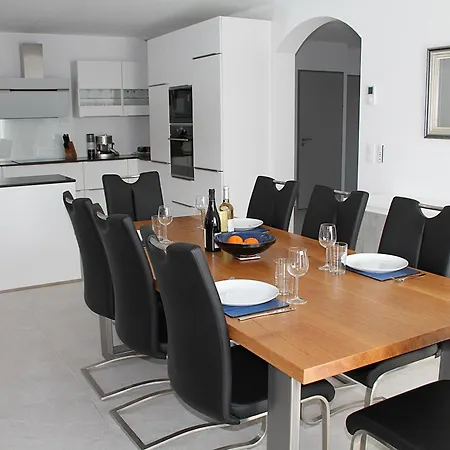 Modern 4 Bedroom Villa, Air-conditioning, Swimming Pool, Private Gardens *