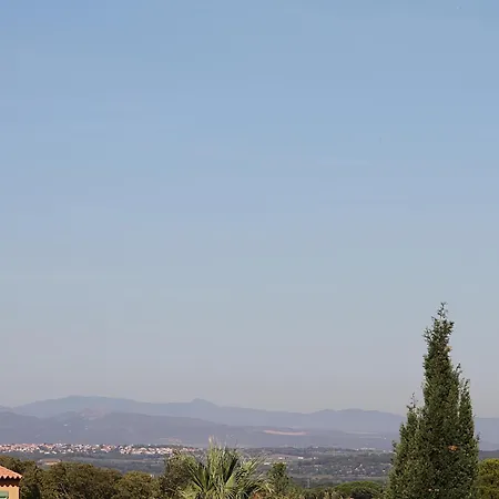 Modern 4 Bedroom Villa, Air-conditioning, Swimming Pool, Private Gardens Vila