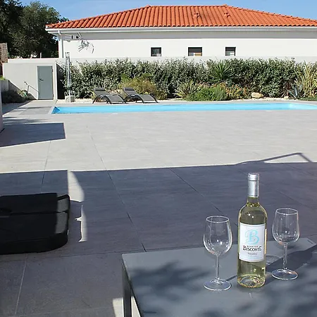 Modern 4 Bedroom Villa, Air-conditioning, Swimming Pool, Private Gardens