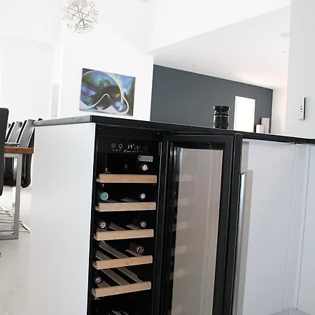 Modern 4 Bedroom Villa, Air-conditioning, Swimming Pool, Private Gardens *