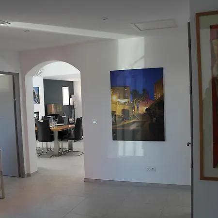 Modern 4 Bedroom Villa, Air-conditioning, Swimming Pool, Private Gardens * Laroque-des-Albères