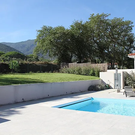 Modern 4 Bedroom Villa, Air-conditioning, Swimming Pool, Private Gardens