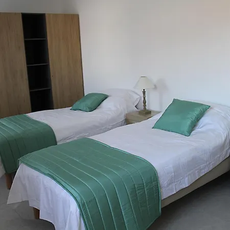 Villa Modern 4 Bedroom Villa, Air-conditioning, Swimming Pool, Private Gardens *