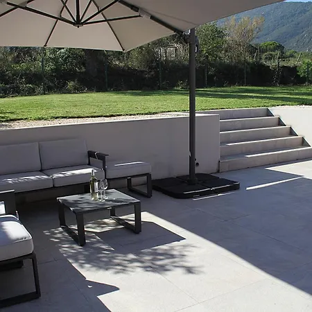 Villa Modern 4 Bedroom Villa, Air-conditioning, Swimming Pool, Private Gardens