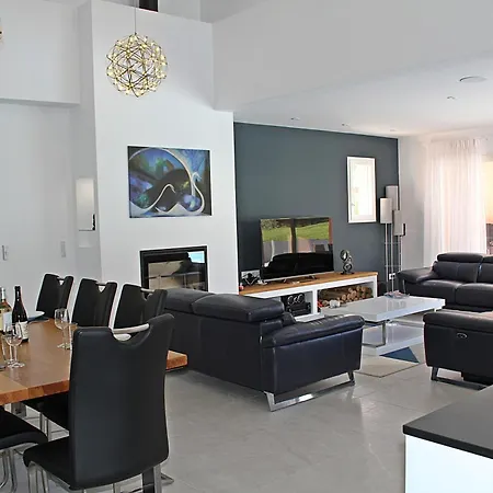 Modern 4 Bedroom Villa, Air-conditioning, Swimming Pool, Private Gardens Vila *
