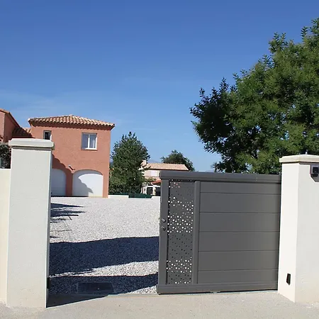 Villa Modern 4 Bedroom Villa, Air-conditioning, Swimming Pool, Private Gardens *