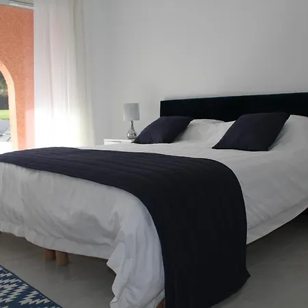 Modern 4 Bedroom Villa, Air-conditioning, Swimming Pool, Private Gardens Vila