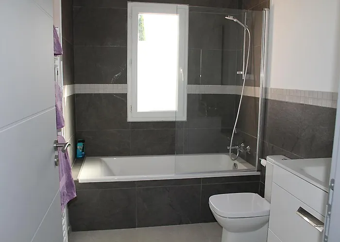 Vila Modern 4 Bedroom Villa, Air-conditioning, Swimming Pool, Private Gardens *