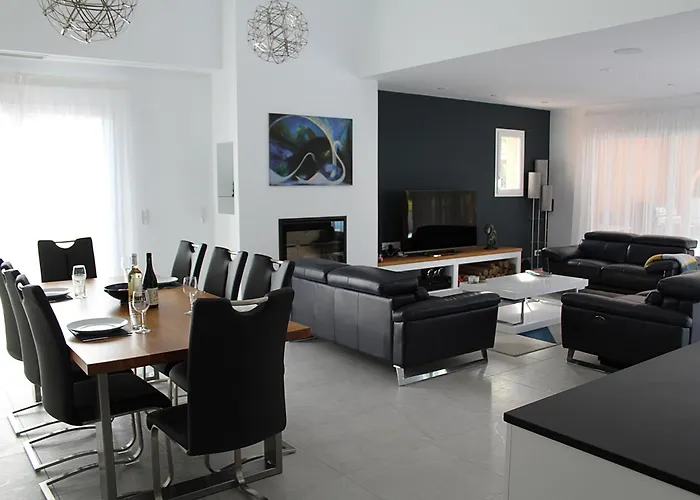 Modern 4 Bedroom Villa, Air-conditioning, Swimming Pool, Private Gardens * Laroque-des-Albères
