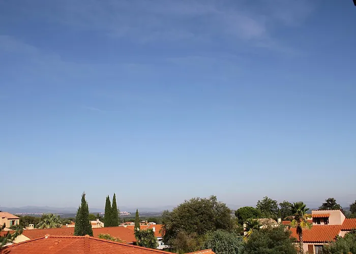 Modern 4 Bedroom Villa, Air-conditioning, Swimming Pool, Private Gardens Laroque-des-Alberes