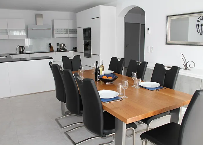 Modern 4 Bedroom Villa, Air-conditioning, Swimming Pool, Private Gardens *
