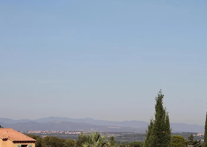 Modern 4 Bedroom Villa, Air-conditioning, Swimming Pool, Private Gardens Vila