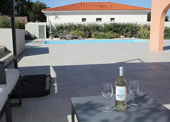 Modern 4 Bedroom Villa, Air-conditioning, Swimming Pool, Private Gardens