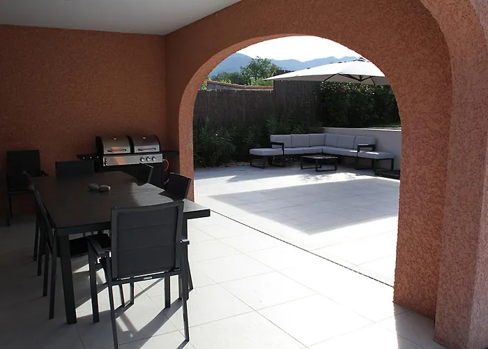 Modern 4 Bedroom Villa, Air-conditioning, Swimming Pool, Private Gardens Vila Laroque-des-Albères