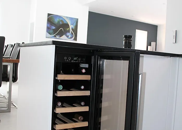 Modern 4 Bedroom Villa, Air-conditioning, Swimming Pool, Private Gardens *