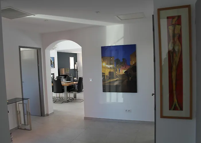 Modern 4 Bedroom Villa, Air-conditioning, Swimming Pool, Private Gardens * Laroque-des-Albères