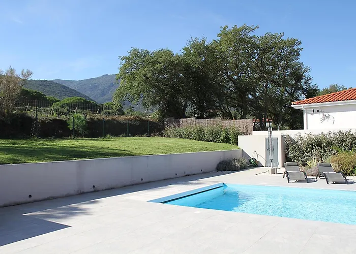 Modern 4 Bedroom Villa, Air-conditioning, Swimming Pool, Private Gardens