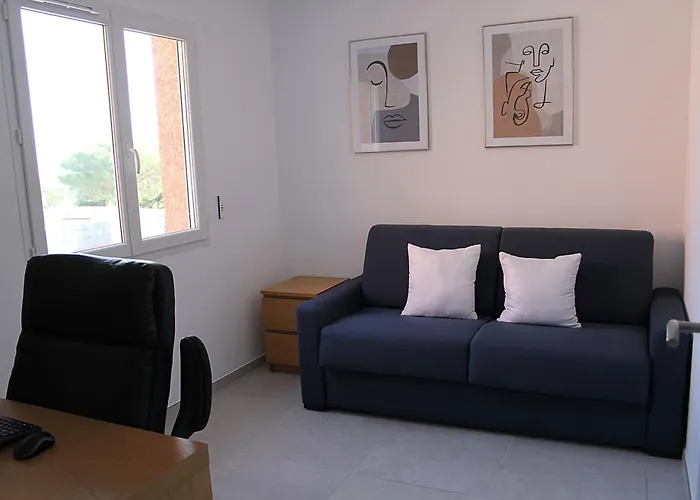 Modern 4 Bedroom Villa, Air-conditioning, Swimming Pool, Private Gardens * Laroque-des-Albères