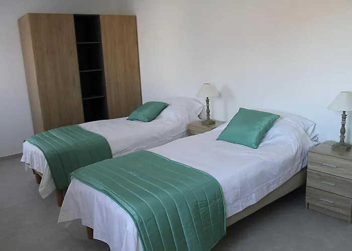 Vila Modern 4 Bedroom Villa, Air-conditioning, Swimming Pool, Private Gardens *