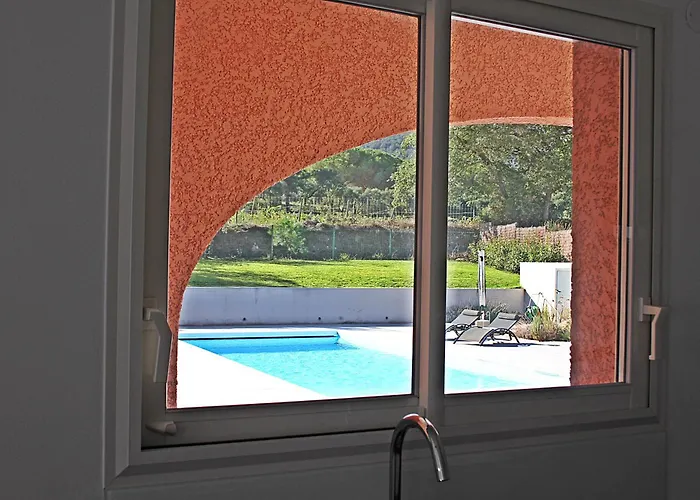Modern 4 Bedroom Villa, Air-conditioning, Swimming Pool, Private Gardens * Laroque-des-Albères