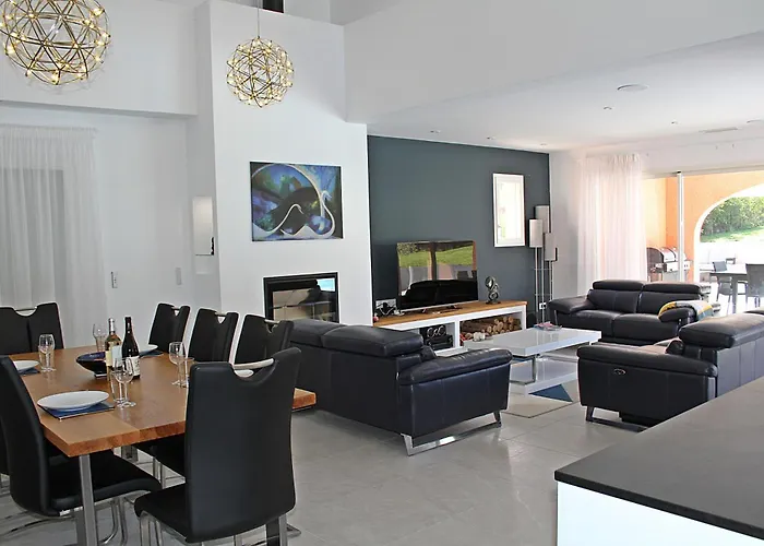 Modern 4 Bedroom Villa, Air-conditioning, Swimming Pool, Private Gardens Villa *
