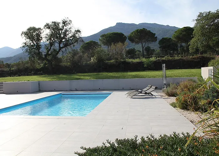 Modern 4 Bedroom Villa, Air-conditioning, Swimming Pool, Private Gardens Laroque-des-Albères
