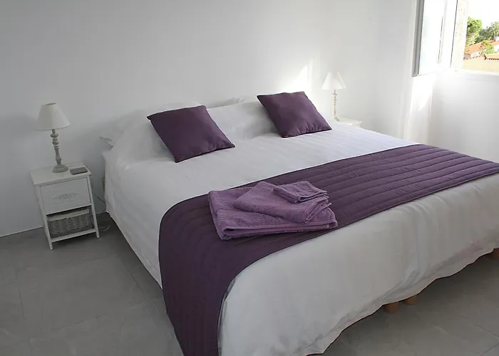 Vila Modern 4 Bedroom Villa, Air-conditioning, Swimming Pool, Private Gardens