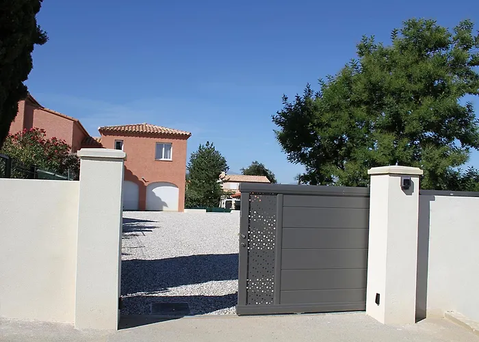 Vila Modern 4 Bedroom Villa, Air-conditioning, Swimming Pool, Private Gardens *