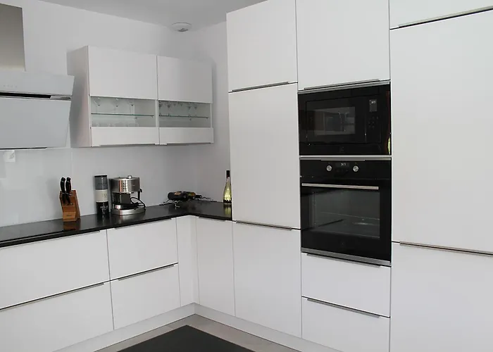 Modern 4 Bedroom Villa, Air-conditioning, Swimming Pool, Private Gardens Laroque-des-Alberes
