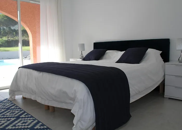Modern 4 Bedroom Villa, Air-conditioning, Swimming Pool, Private Gardens Villa