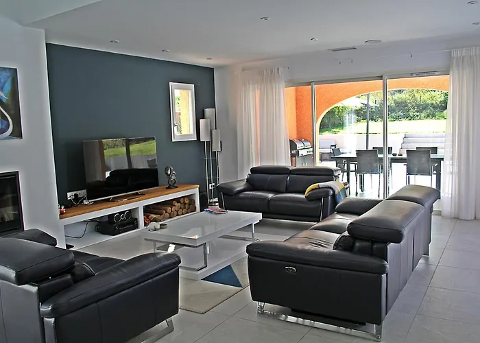 Villa Modern 4 Bedroom Villa, Air-conditioning, Swimming Pool, Private Gardens Laroque-des-Alberes