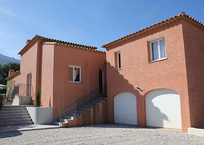 Vila Modern 4 Bedroom Villa, Air-conditioning, Swimming Pool, Private Gardens