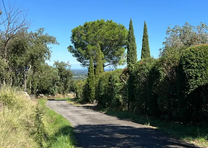 Modern 4 Bedroom Villa, Air-conditioning, Swimming Pool, Private Gardens Vila